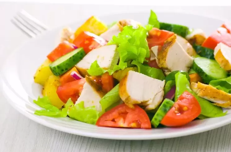 углеводсуз диета үчүн жашылча жана тоок эти бар салат